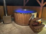 MÁLTA 6 SZEMÉLYES ÜVEGSZÁLAS DÉZSAFÜRDŐ KÜLSŐ KÁLYHÁVAL, WELLNESS CSOMAGBAN