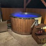 MÁLTA 6 SZEMÉLYES ÜVEGSZÁLAS DÉZSAFÜRDŐ KÜLSŐ KÁLYHÁVAL, WELLNESS CSOMAGBAN