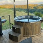 MÁLTA 6 SZEMÉLYES INTEGRÁLT KÁLYHÁS ÜVEGSZÁLAS DÉZSAFÜRDŐ THERMOTETŐVEL, WELLNESS CSOMAGBAN