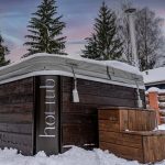 MONACO OUT THERMOWOOD KÜLSŐ KÁLYHÁS NÉGYSZÖG ALAKÚ AKRIL DÉZSAFÜRDŐ