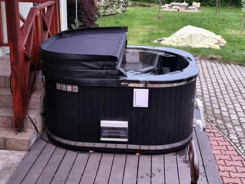 RUBIN 6 SZEMÉLYES ELEKTROMOS PRÉMIUM NÉGYSZÖG ALAKÚ AKRIL DÉZSAFÜRDŐ