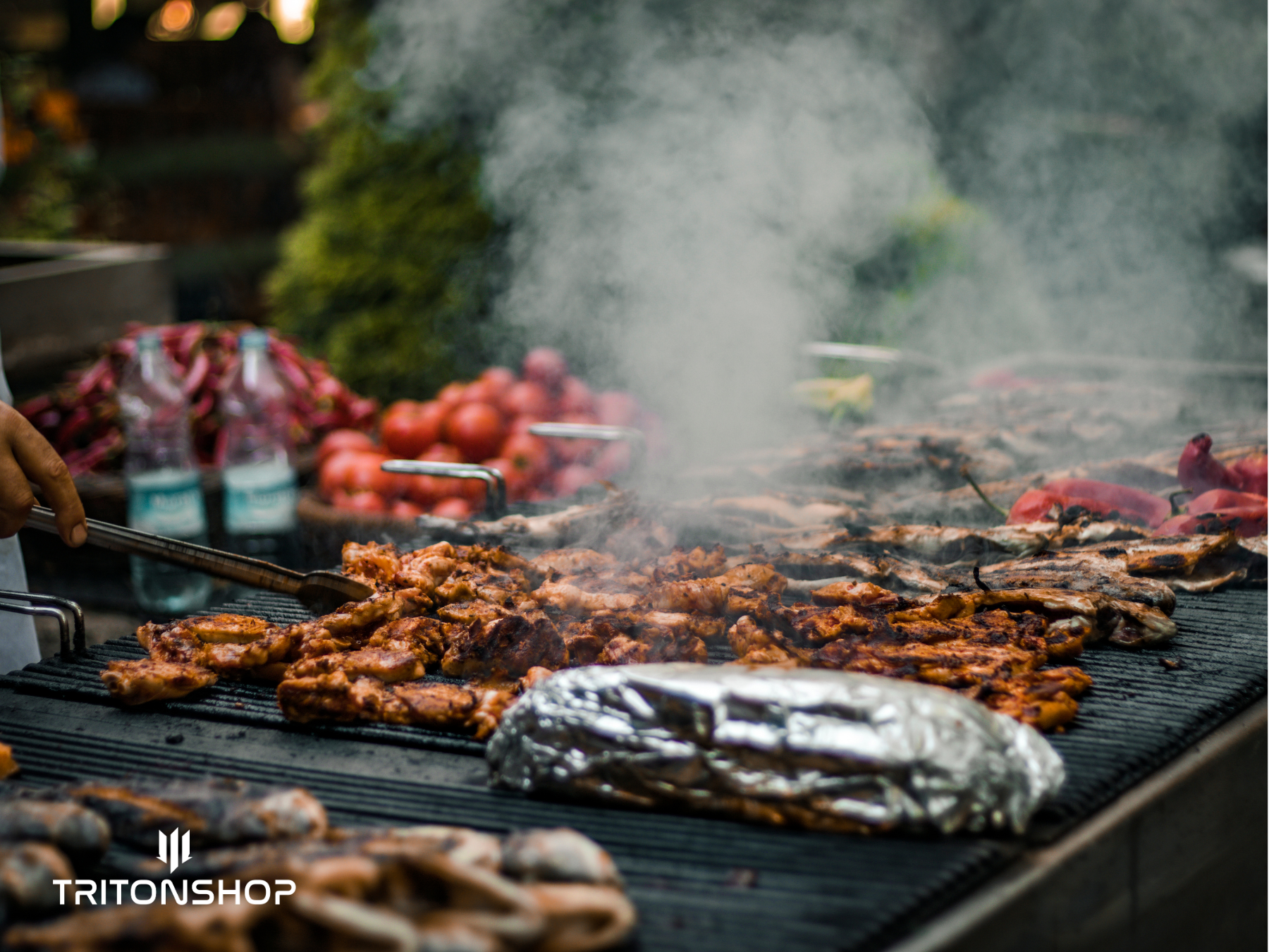 Grill húsokkal és zöldségekkel, füsttel a levegőben egy hibrid grillen.