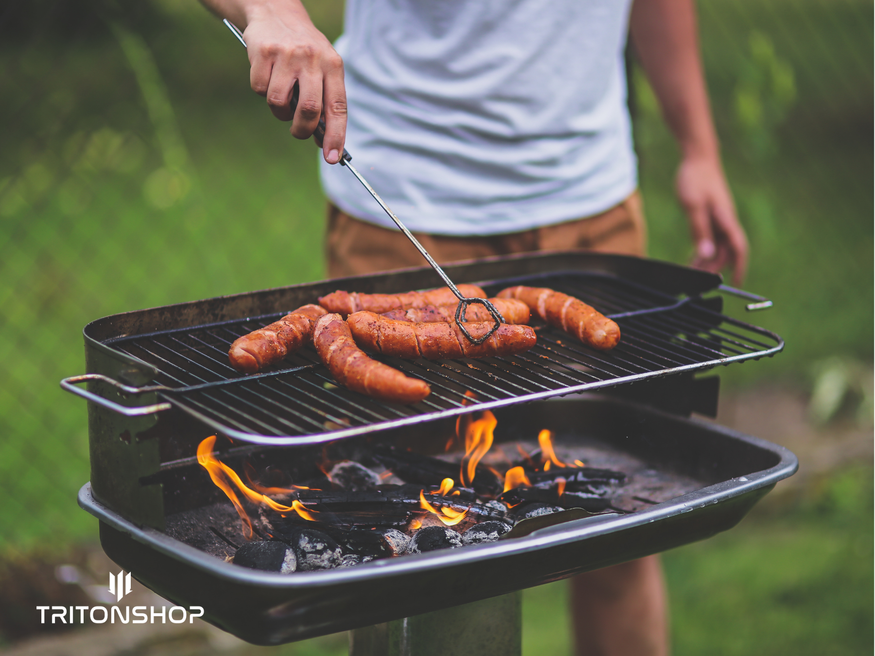 Grillkolbászok sülnek egy széngrillen.